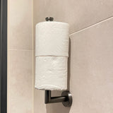 Le yessential.fr Roberto Gunmetal est un porte-roueau de papier toilette mural à l'aide d'accents verticaux sur une ferronnerie lourde, avec une touche de murs modernes sur les murs beiges.