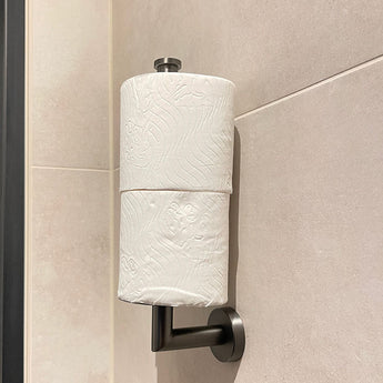 Le yessential.fr Roberto Gunmetal est un porte-roueau de papier toilette mural à l'aide d'accents verticaux sur une ferronnerie lourde, avec une touche de murs modernes sur les murs beiges.
