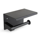 L'ensemble de toilettes noir Santino de yessential.fr est un porte-rouleau de papier toilette moderne en métal noir mat avec un dessus plat pour les petits objets, parfait pour un montage mural et assorti à vos autres accessoires de salle de bain.