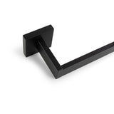 Gros plan sur le porte-serviettes en métal noir mat Vero Black Deluxe yessential.fr avec support mural carré sur fond blanc, idéal à associer avec des accessoires de toilettes de luxe comme un porte-rouleau papier toilette noir.