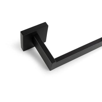 Gros plan sur le porte-serviettes en métal noir mat Vero Black Deluxe yessential.fr avec support mural carré sur fond blanc, idéal à associer avec des accessoires de toilettes de luxe comme un porte-rouleau papier toilette noir.