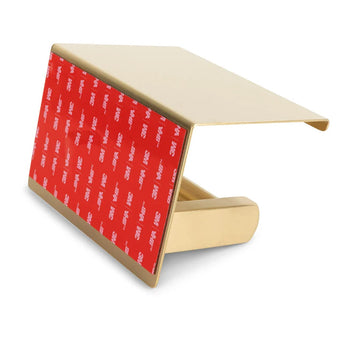 L'ensemble de WC Mauro Gold (sans perçage) de yessential.fr comprend un clip en métal doré avec un dessus plat et un tampon adhésif 3M VHB rouge, présenté sur son côté sur un fond blanc uni - parfait pour votre ensemble d'accessoires de salle de bain.