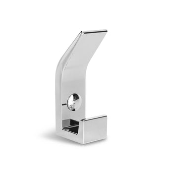 Le Huso Chrome de yessential.fr est un patère chromé moderne avec un design angulaire élégant, une finition chromée brillante et une seule vis de montage visible au centre.
