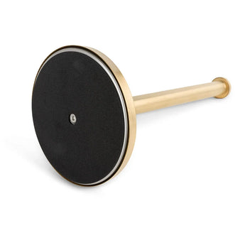 Un butoir de porte au fini laiton avec un embout en caoutchouc noir et une longue poignée, parfait à combiner avec votre ensemble WC Cano Gold (sans perçage) de yessential.fr, est présenté couché sur le côté sur un fond blanc.