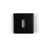 Les Rosettes Black de yessential.fr sont un blason carré noir avec un trou de serrure ovale vertical, sur un fond blanc uni.
