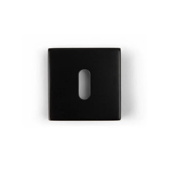 Les Rosettes Black de yessential.fr sont un blason carré noir avec un trou de serrure ovale vertical, sur un fond blanc uni.