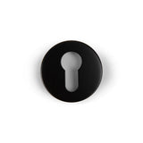 Les Rosettes Black de yessential.fr sont un blason rond noir avec une découpe centrale en trou de serrure, vu dessus sur un fond blanc.
