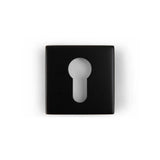 Le Rosettes Black de yessential.fr est une plaque à clé carrée noire avec un trou de serrure central, représentée sur un fond blanc.