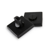 L'ensemble Domaso Black de yessential.fr se compose de deux composants de serrure carrés noirs - un avec un bouton rotatif et un avec une fente pour pièces de monnaie - conçus pour les configurations noires de poignée de porte modernes, présentés côte à côte sur un fond blanc.