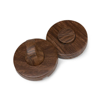 L'ensemble Lucio Walnut de yessential.fr se compose de deux pièces rondes en bois avec un grain riche et foncé - l'une avec une poignée en haut, l'autre avec une finition plate et lisse, inspirée des modèles classiques de poignées de porte en bois.
