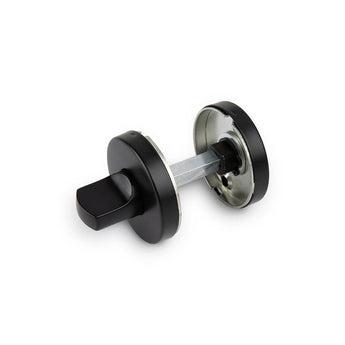 La serrure de WC Rodi Black de yessential.fr est un pêne dormant à bouton noir et argenté, présenté séparé pour révéler les parties intérieures et extérieures sur un fond blanc. Il dispose d'une serrure de toilette en acier inoxydable pour une durabilité et un style améliorés.