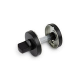 L'ensemble Lucio Black de yessential.fr est doté d'un pêne dormant élégant de couleur noire et argentée avec un bouton rotatif et un mécanisme interne visible, idéal pour être combiné avec une poignée de porte noire ou la poignée de porte moderne Lucio Black avec serrure.