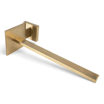 Le porte-rouleau de rechange est doté d'un porte-rouleau de papier toilette moderne et minimaliste en or mat avec une base carrée et un bras droit.
