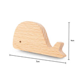 Le Bambino Willy de yessential.fr est un petit bouton de baleine en bois, parfait comme bouton de meuble en bois pour chambre d'enfant, mesurant 7 cm de long et 4 cm de haut, représenté sur un fond blanc avec des lignes dimensionnelles.