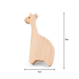 Le Bambino Girafe de yessential.fr est un jouet en bois en forme de girafe de 9 cm de haut et 4 cm de large, qui ressemble à un bouton de meuble girafe en bois. Les dimensions et les étiquettes sont affichées à droite et en bas.
