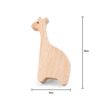 Le Bambino Girafe de yessential.fr est un jouet en bois en forme de girafe de 9 cm de haut et 4 cm de large, qui ressemble à un bouton de meuble girafe en bois. Les dimensions et les étiquettes sont affichées à droite et en bas.