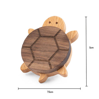 Le Bambino Turtle de yessential.fr est un bouton de meuble en bois en forme de tortue, avec une carapace foncée et une tête et des pattes claires, des détails gravés, parfait pour la chambre des enfants. Dimensions : 7,5 cm de largeur, 5 cm de hauteur.
