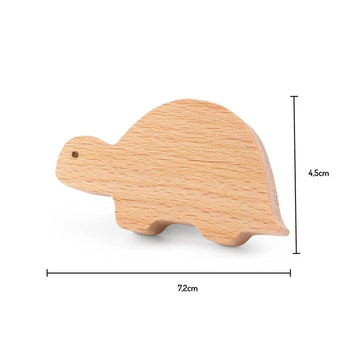 Le Bambino Dino de yessential.fr est un charmant jouet en bois mesurant 7,2 cm de long et 4,5 cm de haut. Idéal comme bouton de meuble en bois ou comme élément ludique dans la chambre des enfants.