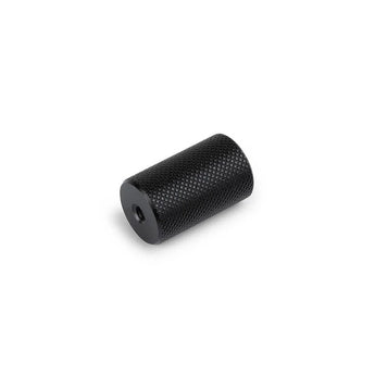 Le bouton Remo Black Deluxe de yessential.fr, une poignée cylindrique moderne avec une texture moletée et un trou central, est présenté sur un fond blanc - idéal comme bouton d'armoire contemporain élégant.