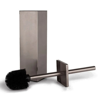 L'ensemble WC Mauro Gunmetal (sans perçage) de yessential.fr se compose d'une brosse de toilette moderne en acier inoxydable avec des poils noirs, d'une base carrée et d'un support assorti - le tout dans une élégante finition bronze à canon - représenté sur un fond blanc.