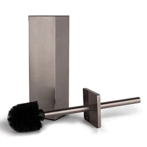 L'ensemble WC Mauro Gunmetal (sans perçage) de yessential.fr se compose d'une brosse de toilette moderne en acier inoxydable avec des poils noirs, d'une base carrée et d'un support assorti - le tout dans une élégante finition bronze à canon - représenté sur un fond blanc.