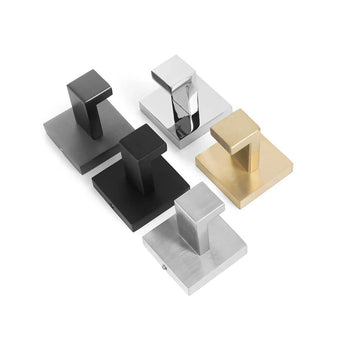 Cinq crochets Valo Chrome de yessential.fr sont disposés sur un fond blanc. Ces crochets carrés modernes ont un design minimaliste, ce qui les rend idéaux comme crochets de salle de bain élégants. Disponible en noir, argent et or.