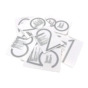 Plusieurs cartes Amato White 20 cm de yessential.fr, avec de grands chiffres gris (1, 2, 3 et 8) avec du texte noir, sont réparties en une pile qui se chevauche et ressemblent à des numéros de maison modernes.