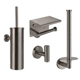 L'ensemble de toilettes Pacho Gunmetal de yessential.fr se compose de quatre pièces en acier inoxydable - un porte-brosse de toilette, un porte-papier toilette mural avec étagère, un crochet pour peignoir et un porte-rouleau de rechange - dans une finition luxueuse en bronze à canon, parfaite pour n'importe quelle salle de bain.