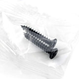 Deux vis noires pour l'installation de votre numéro de maison yessential.fr Matteo Noir 10cm sont fournies dans un sachet en plastique transparent à fond blanc.