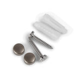 Deux vis à métal, deux chevilles en plastique blanc et deux capuchons ronds en métal de l'ensemble WC Pacho Gunmetal de yessential.fr sur fond blanc. Idéal pour finir votre collection d'accessoires de toilette ou d'accessoires de salle de bain en bronze.