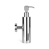 L'Alberto Chrome de yessential.fr est un élégant distributeur de savon en acier inoxydable avec montage mural, pompe pratique et petite fenêtre verticale pour vérifier le niveau de savon.