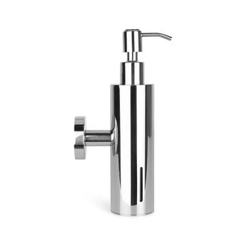 L'Alberto Chrome de yessential.fr est un élégant distributeur de savon en acier inoxydable avec montage mural, pompe pratique et petite fenêtre verticale pour vérifier le niveau de savon.