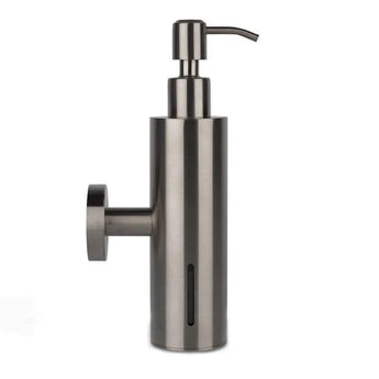 L'Alberto Gunmetal de yessential.fr est une élégante pompe à savon murale en acier inoxydable, avec couvercle de pompe et petite fenêtre pour afficher la flèche du savon.