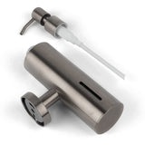 Deux distributeurs de savon à pompe Alberto Gunmetal de yessential.fr sont représentés sur fond blanc : l'un repose sur le côté avec une fenêtre à savon visible et une base ronde, tandis que l'autre est détaché pour révéler la pompe et le tube.