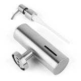 La pompe à savon Alberto en acier inoxydable de yessential.fr a une conception cylindrique en acier inoxydable, un bouton poussoir rond latéral, une pompe amovible avec un long tube en plastique et une fenêtre pour le niveau de savon. Idéal comme distributeur de savon mural minimaliste et élégant.
