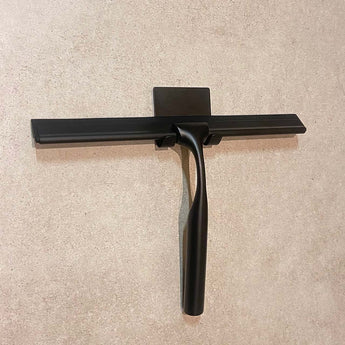 Le Zamoro Black de yessential.fr a un design moderne et une poignée en acier inoxydable, monté verticalement sur un mur texturé beige avec un système de suspension 3M.